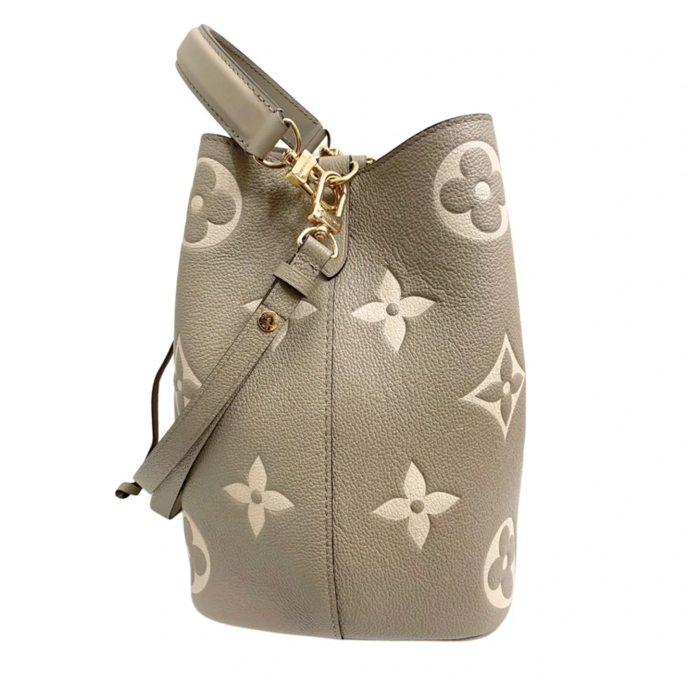 Louis Vuitton NeoNoe Giant Flower Monogram
Gray Cream Leather Bag & Pouch - Picture 5 of 10